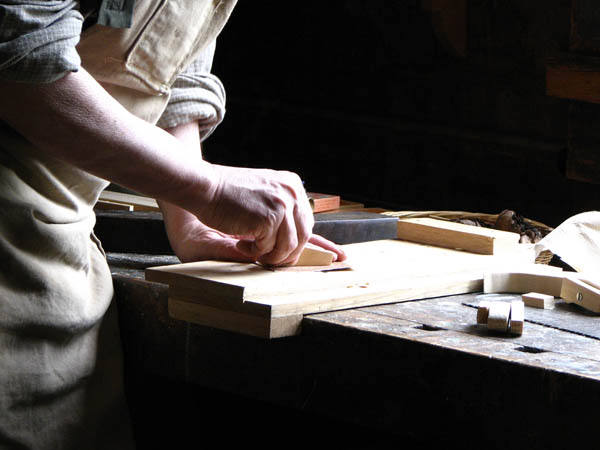 Nacemos de la influencia y formación  heredada en el sector de la <strong>carpintería de madera y ebanistería  en Palomero.</strong>